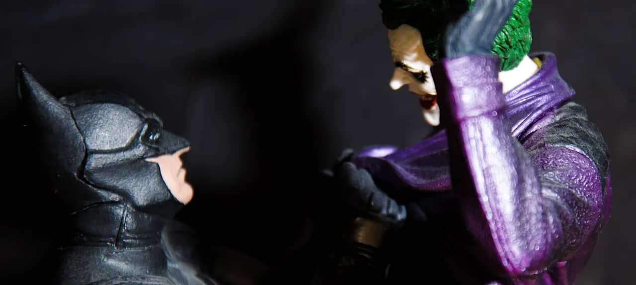 Batman contra el Payaso. Foto del superhéroe y el villano.