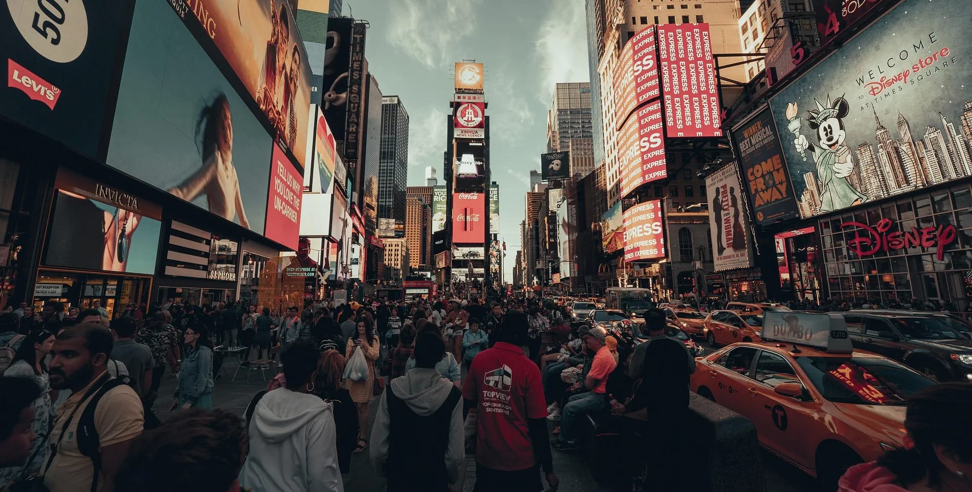 La era del histrión reflexiones sobre la locura política y la opinión pública. Foto de multitud en Nueva York.