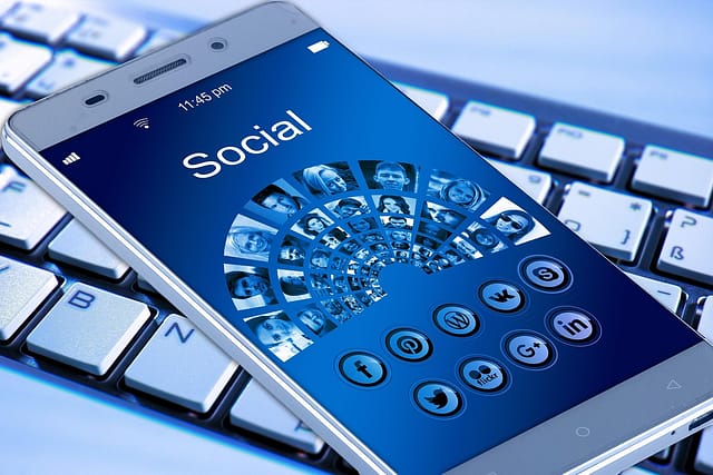 Es la polarización de hoy una novedad o una ilusión de la era digital. Smartphone para contactar con otras personas.